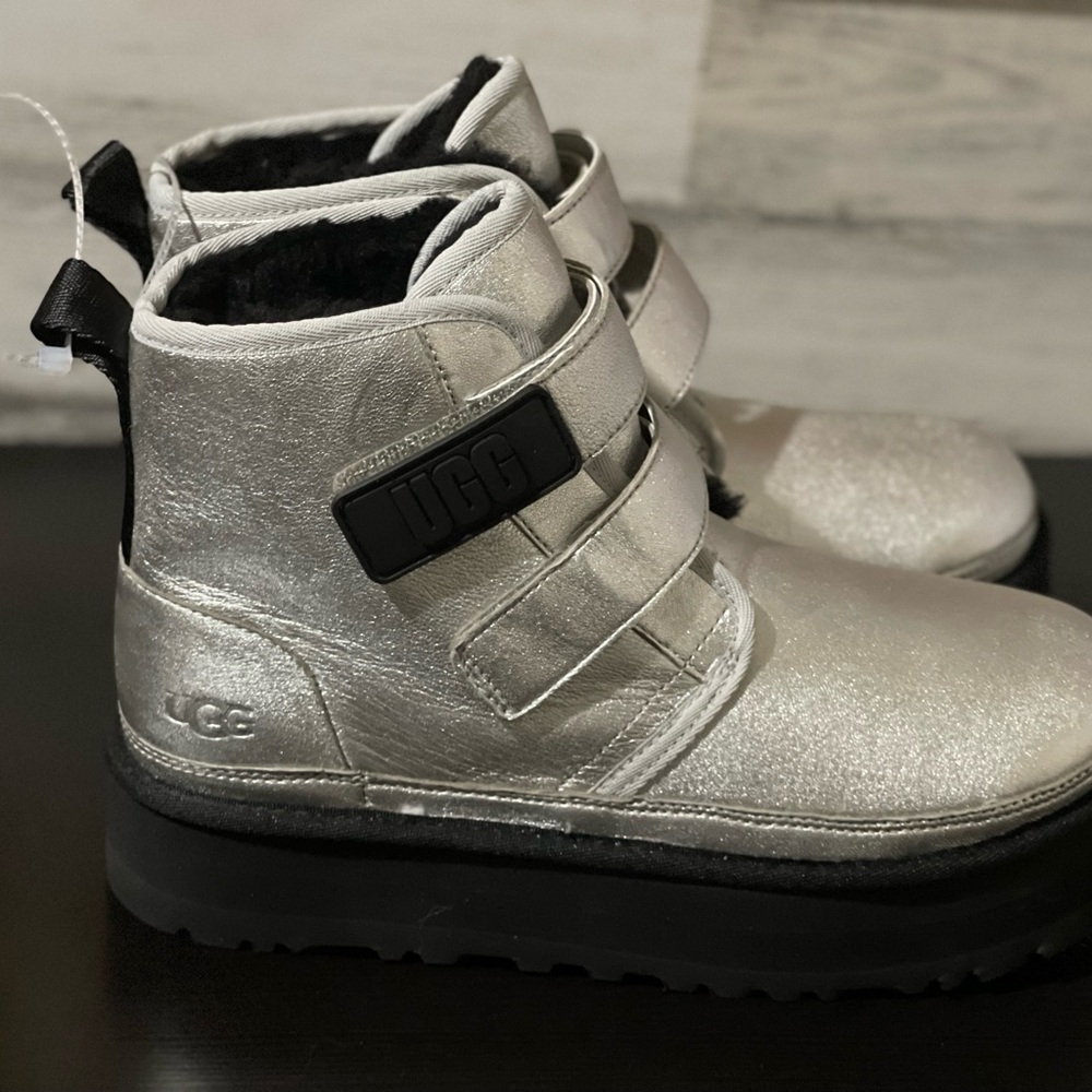 Ugg kids - big kids - Neumel Platform Leather Boots- Size:6
